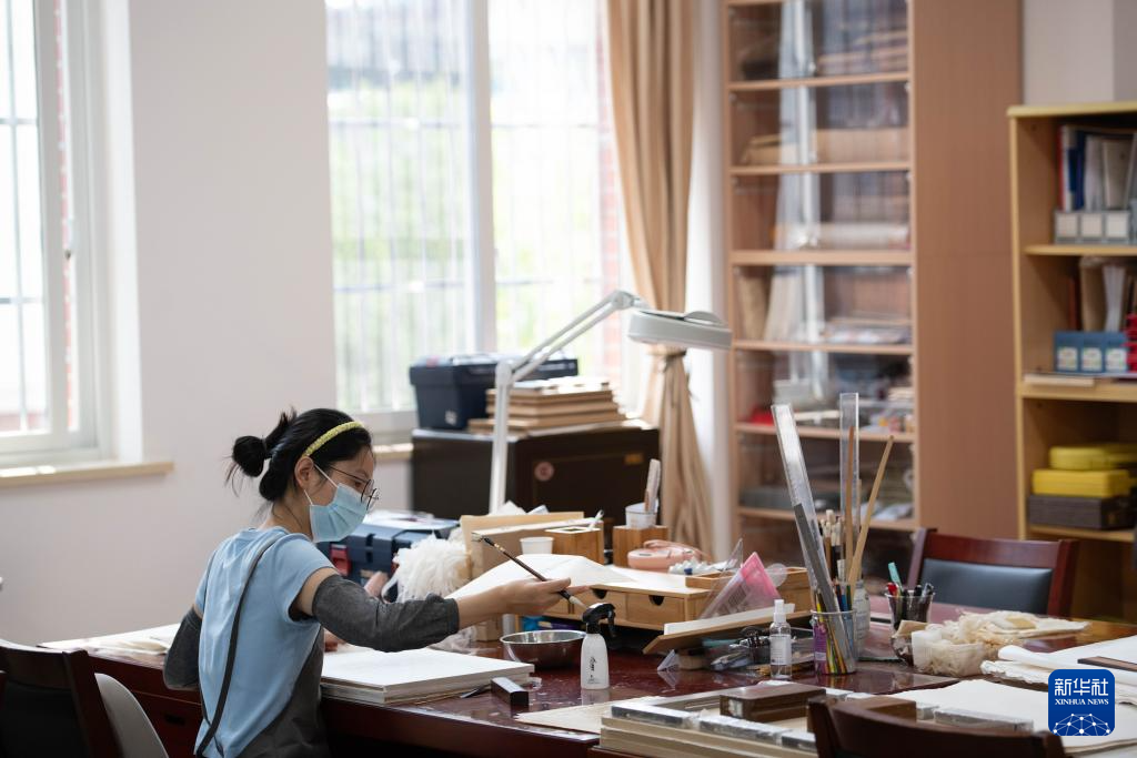 文化中国行·守宝人｜走近百年图书馆里的古籍守护者