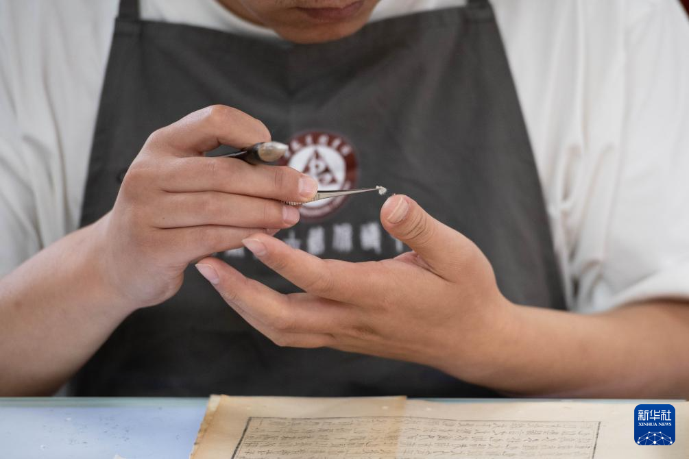 文化中国行·守宝人｜走近百年图书馆里的古籍守护者