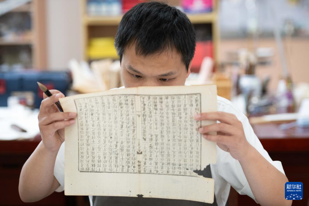 文化中国行·守宝人｜走近百年图书馆里的古籍守护者