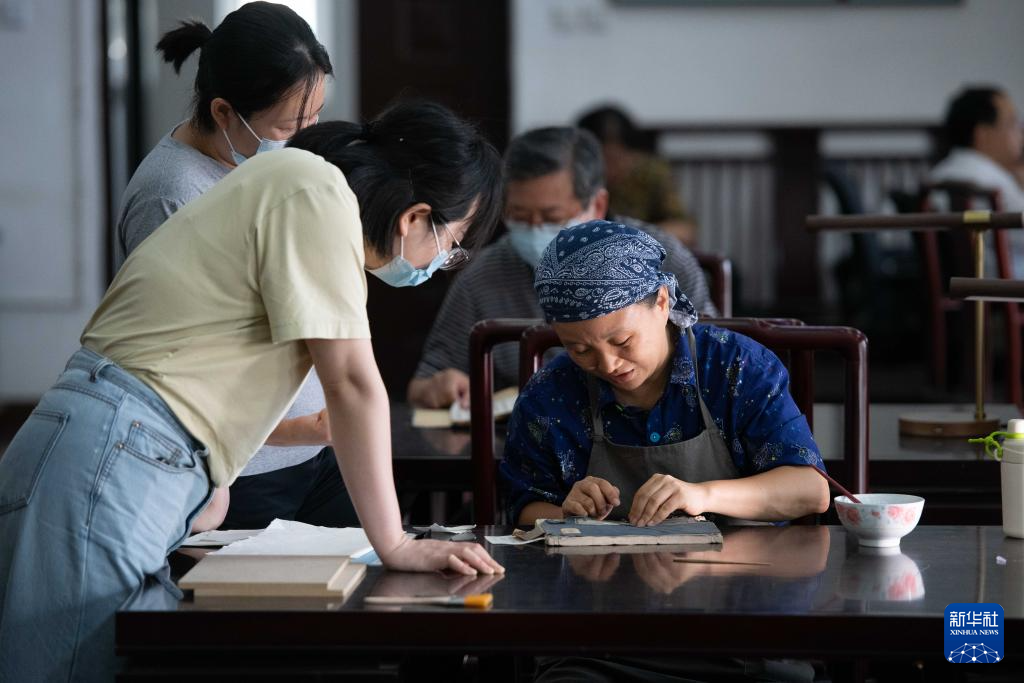 文化中国行·守宝人｜走近百年图书馆里的古籍守护者