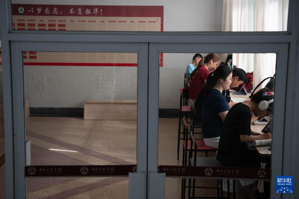 文化中国行·守宝人｜走近百年图书馆里的古籍守护者