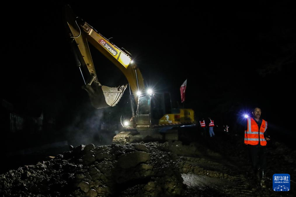 甘肃榆中：昼夜不停抢修救援通道