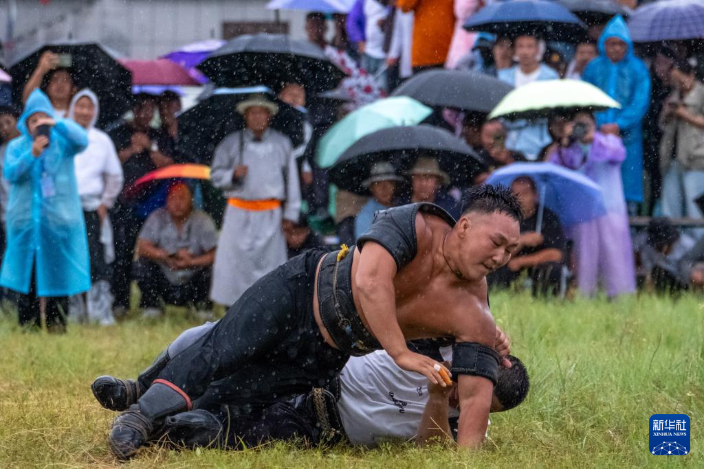 内蒙古兴安盟：欢聚草原那达慕