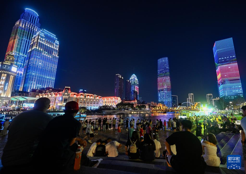 漫步海河畔 共享城市灯光秀