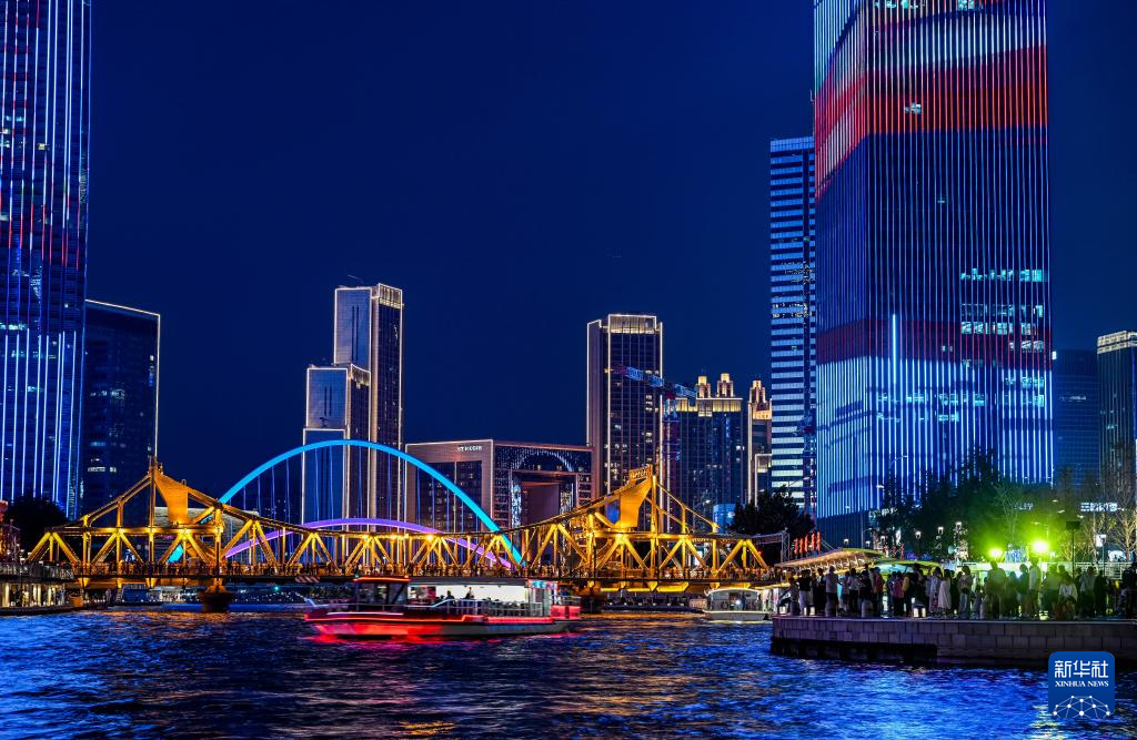 漫步海河畔 共享城市灯光秀