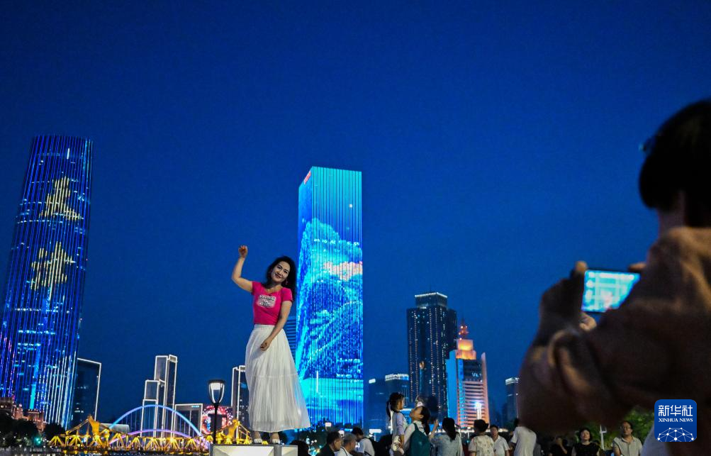 漫步海河畔 共享城市灯光秀