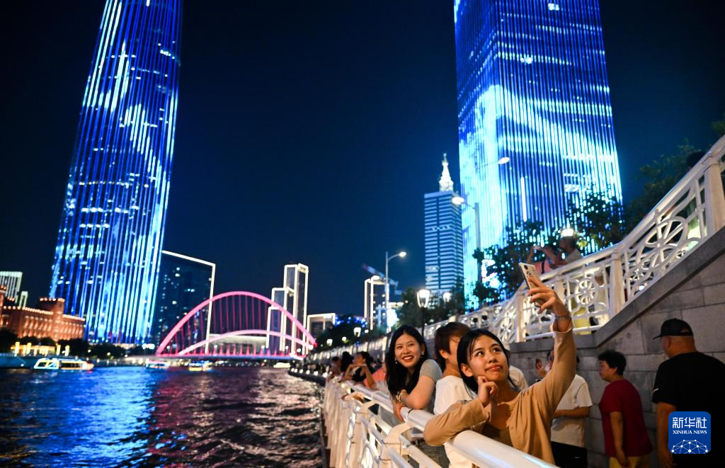 漫步海河畔 共享城市灯光秀