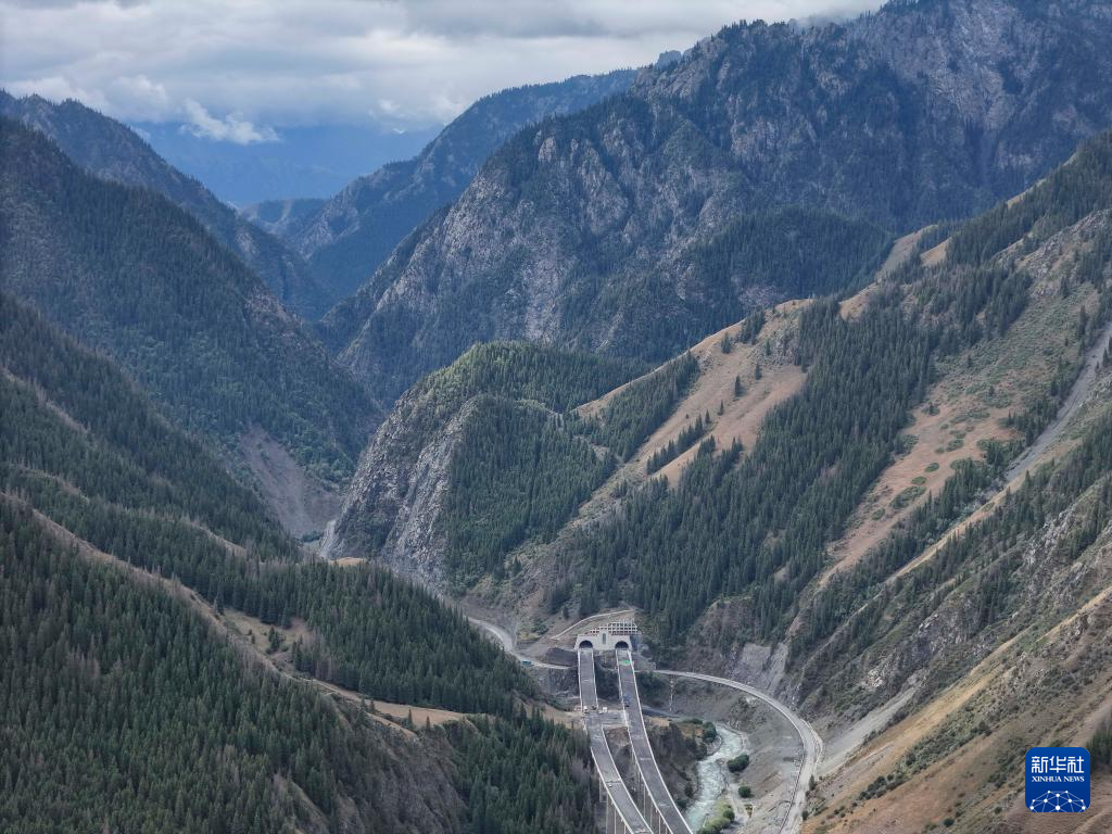 新疆乌尉高速公路预计年底具备通车条件