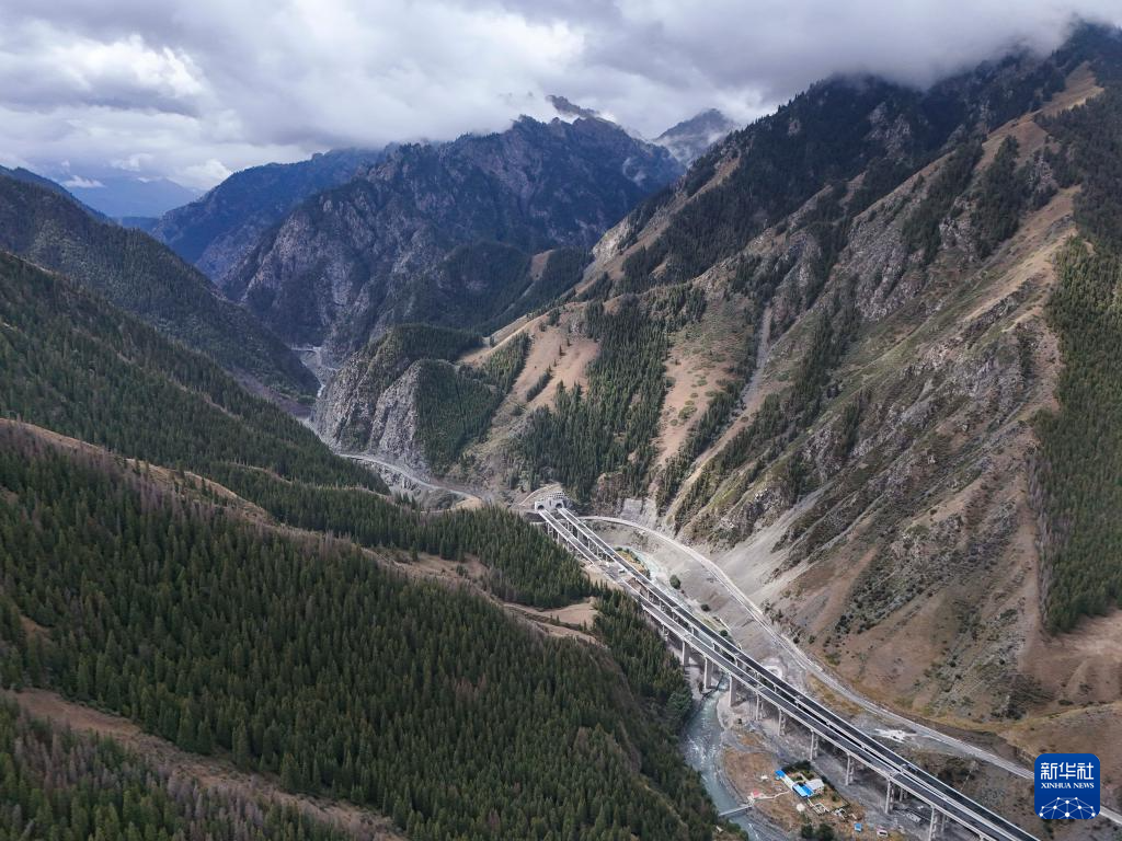 新疆乌尉高速公路预计年底具备通车条件