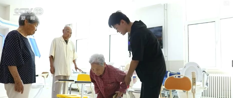 广阔银发市场释放巨大就业新空间 养老服务“十八般武艺”这样练就……