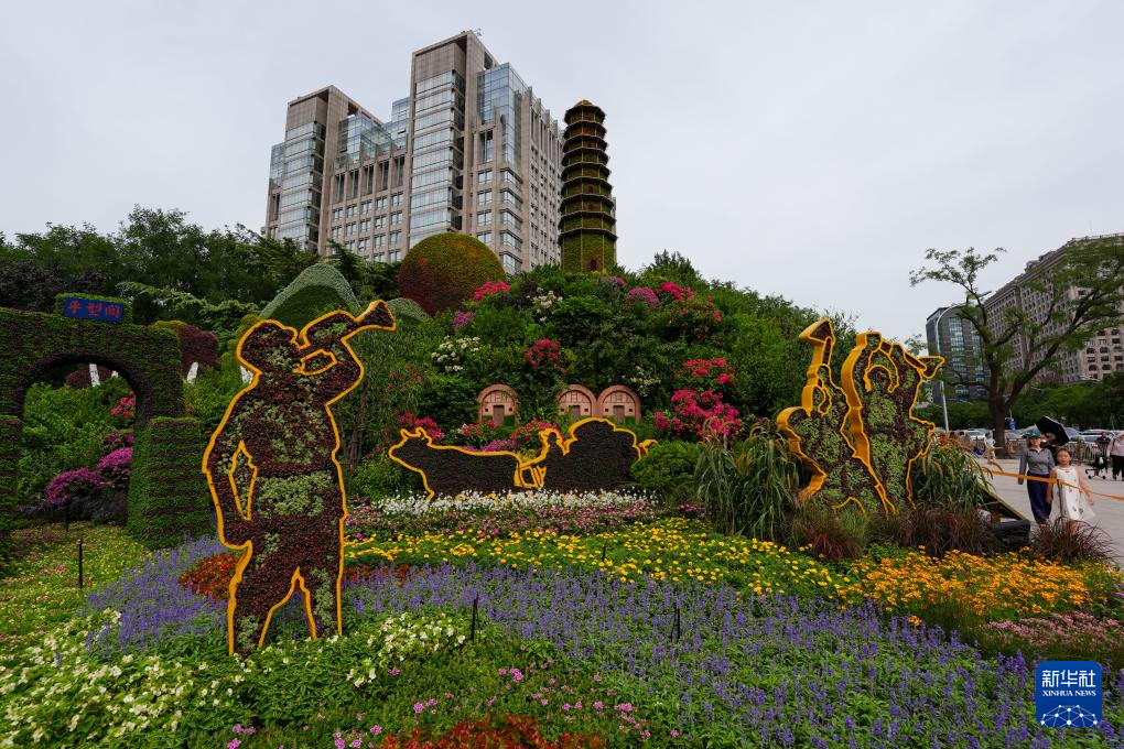 北京长安街沿线花卉布置完成