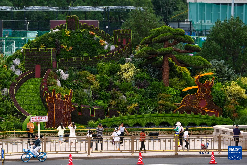 北京长安街沿线花卉布置完成