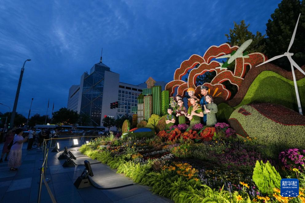 北京长安街沿线花卉布置完成