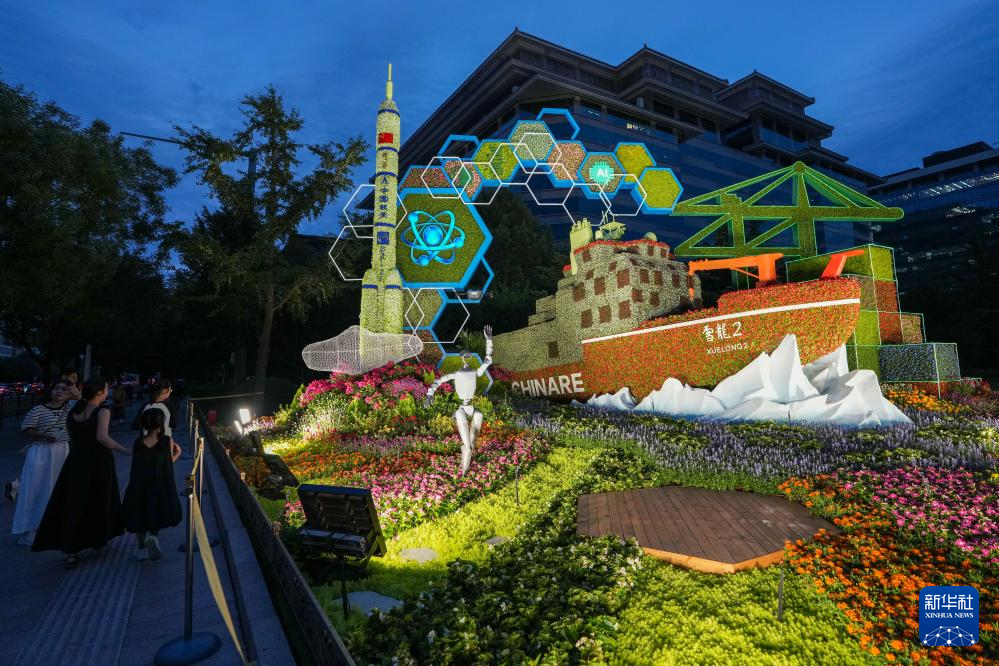 北京长安街沿线花卉布置完成