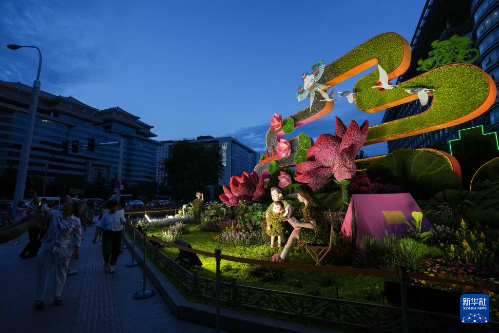 北京长安街沿线花卉布置完成