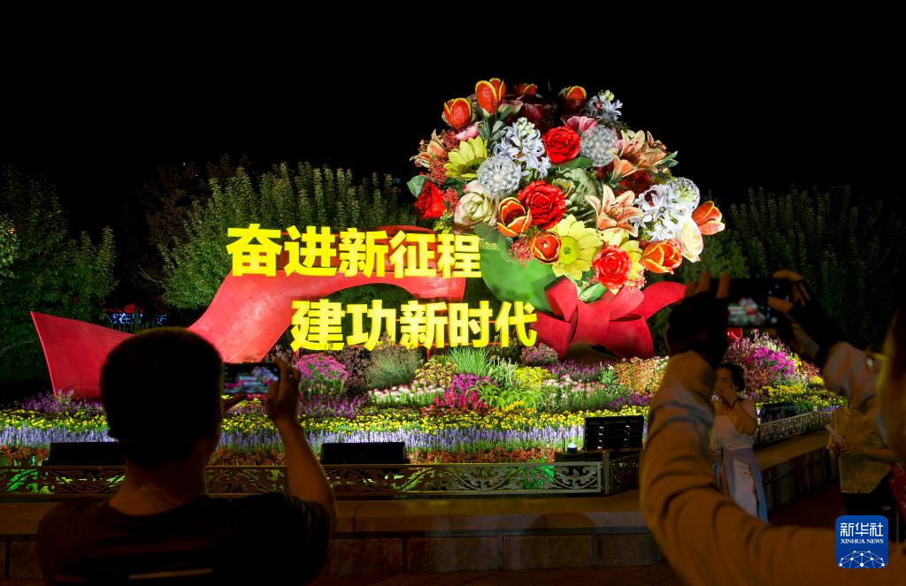 北京长安街沿线花卉布置完成