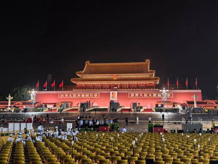 今天举行盛大阅兵！纪念大会背后有他们