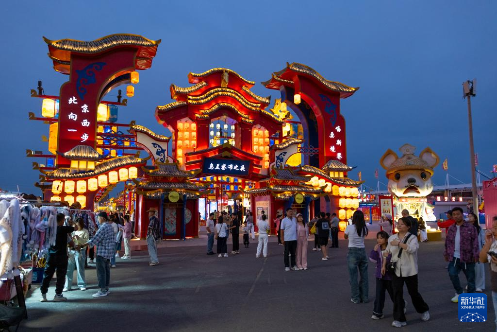 内蒙古乌兰察布：特色街区点亮夜经济