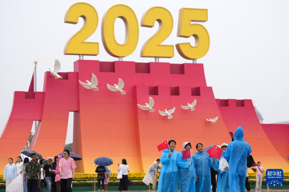 天安门广场迎来众多游客
