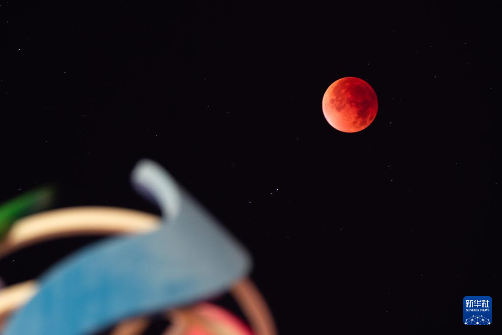 月全食现身夜空
