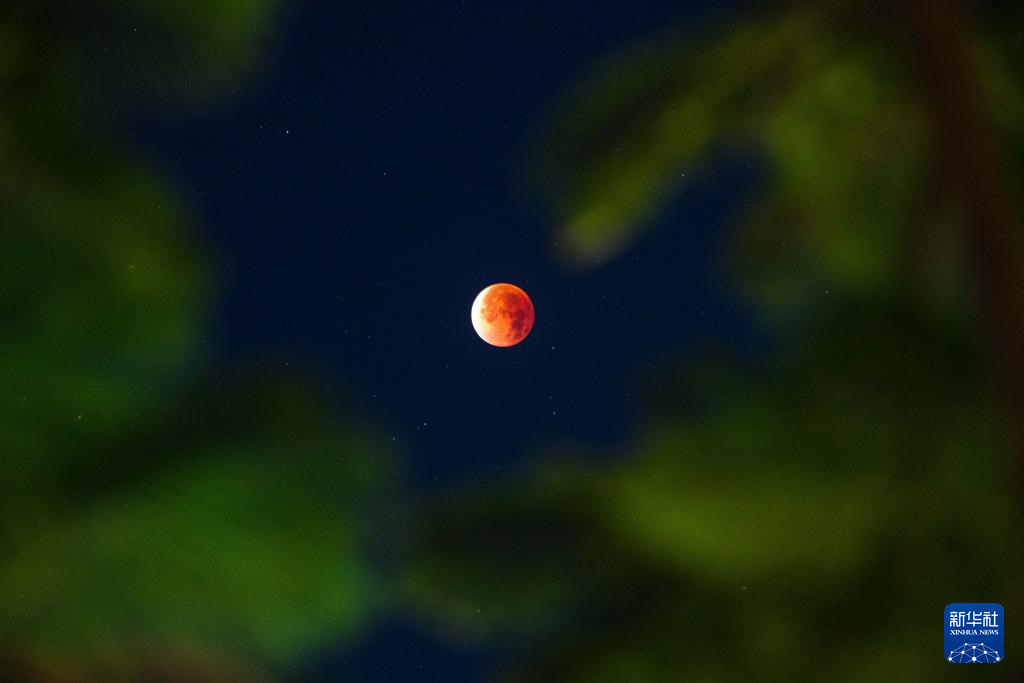 月全食现身夜空