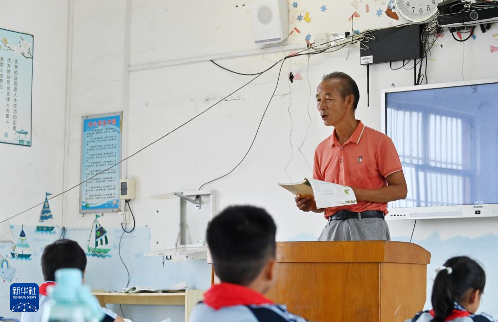 带着抗癌药坚守讲台7年的乡村教师