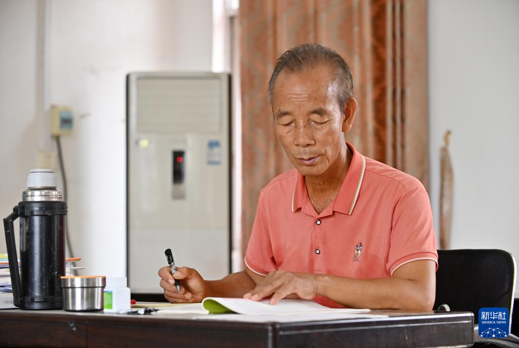带着抗癌药坚守讲台7年的乡村教师