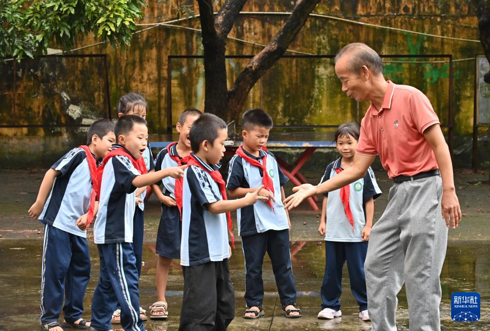 带着抗癌药坚守讲台7年的乡村教师