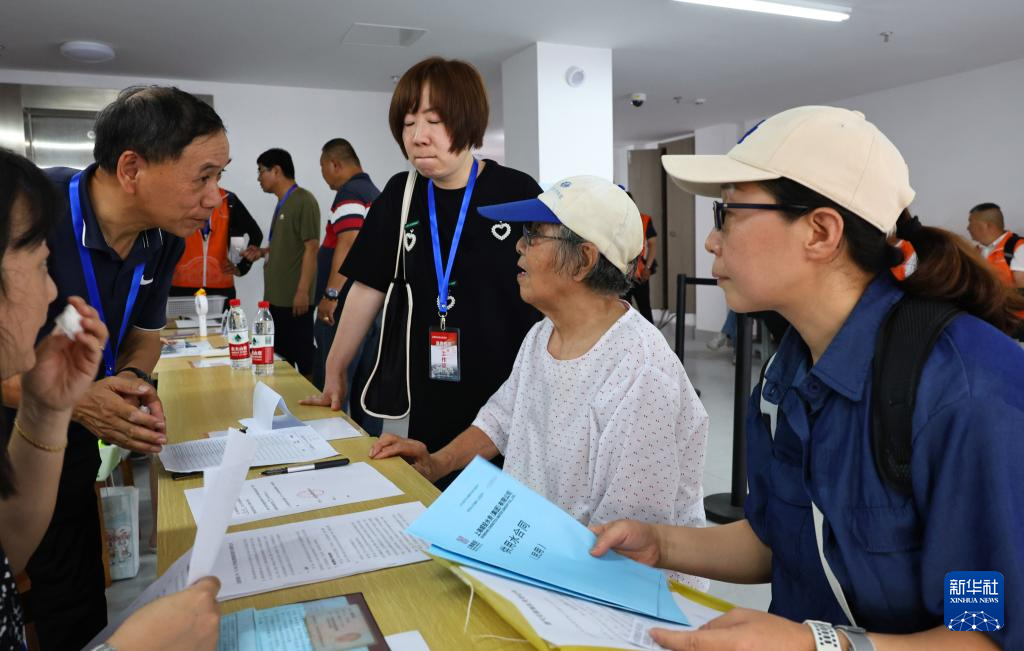 上海：老邻居相聚新房子 谈家桥小区迎居民回搬
