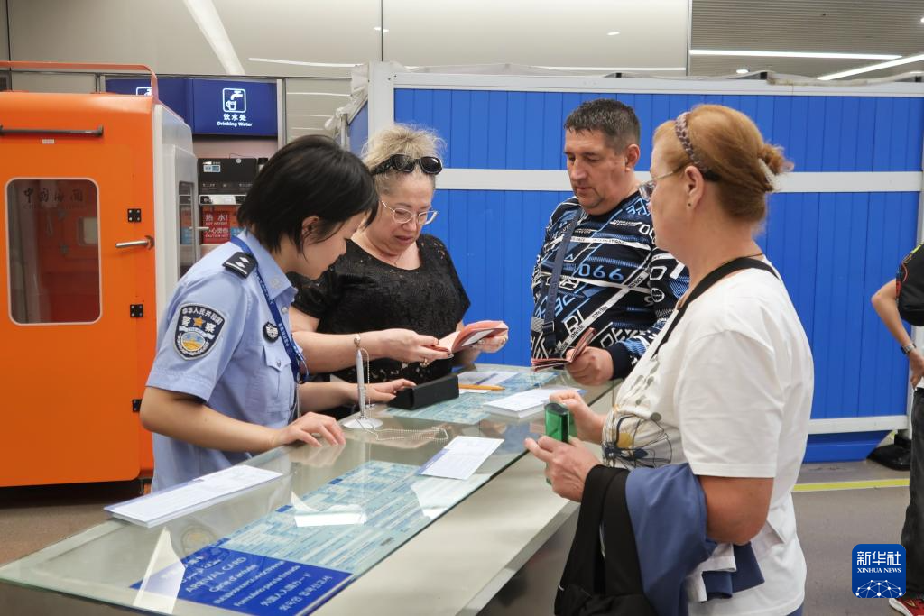 首批俄罗斯免签旅客入境