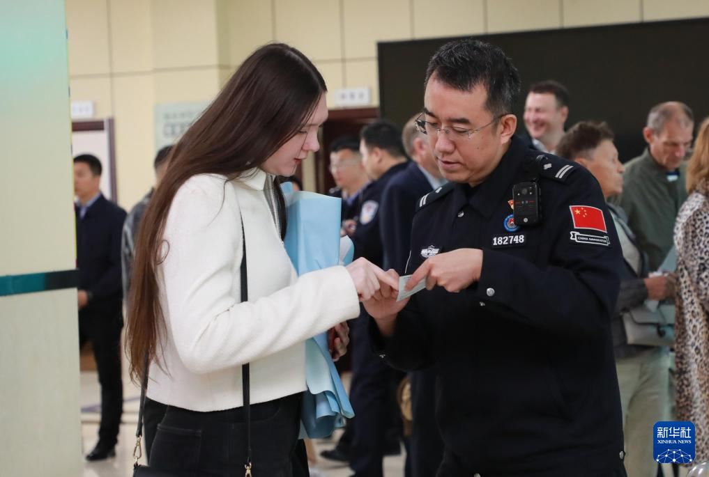 首批俄罗斯免签旅客入境