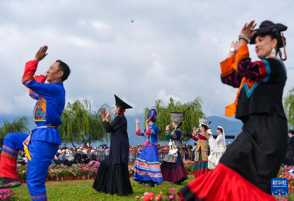 四川盐源县：当地群众欢度转山转海节