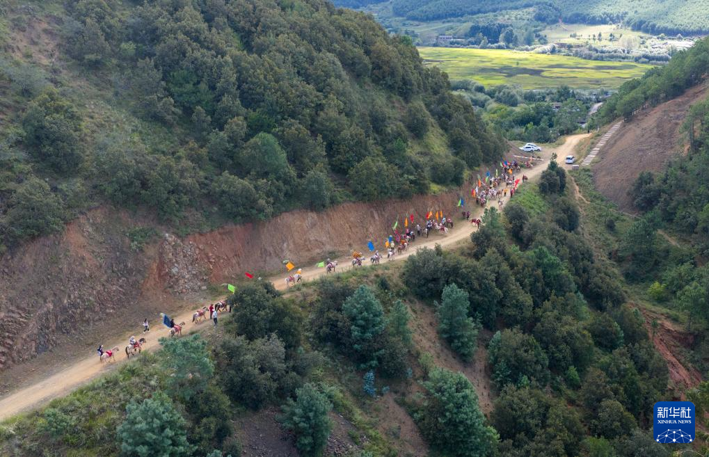 四川盐源县：当地群众欢度转山转海节