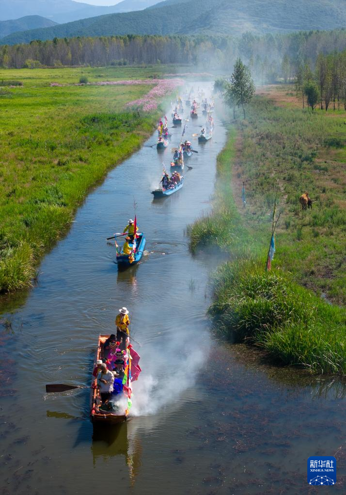 四川盐源县：当地群众欢度转山转海节
