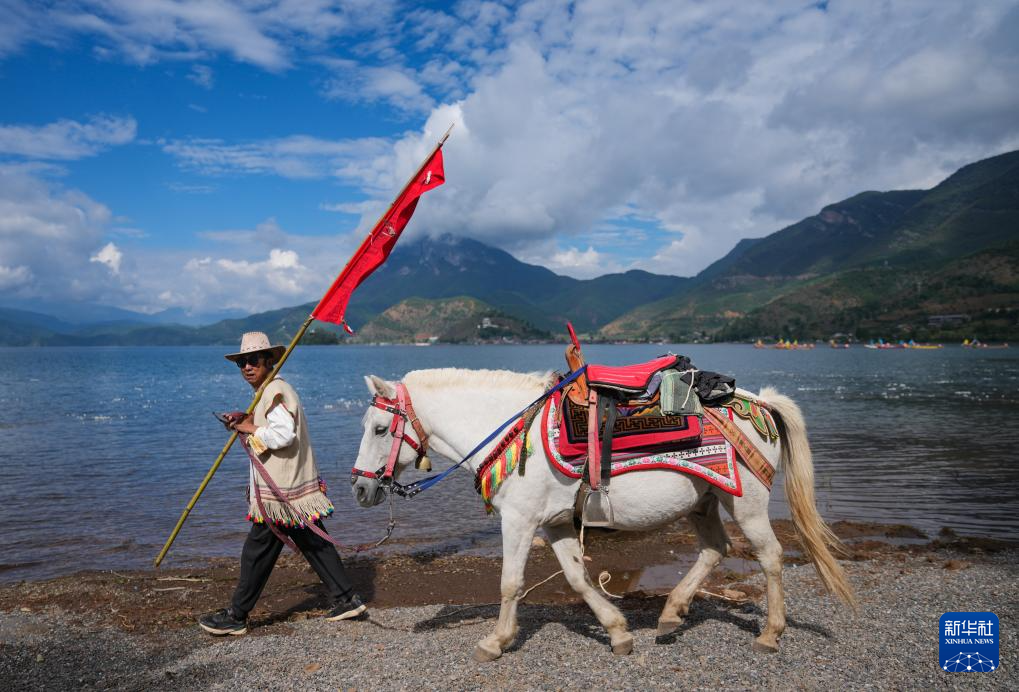 四川盐源县：当地群众欢度转山转海节