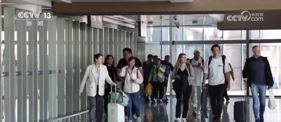 4.6亿人次！我国出入境往来按下“加速键” 人员交流更加便捷高效