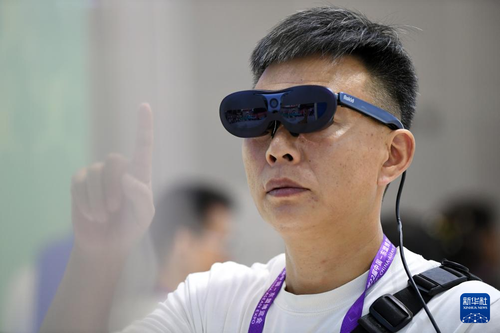 新科技产品“闪耀”东博会