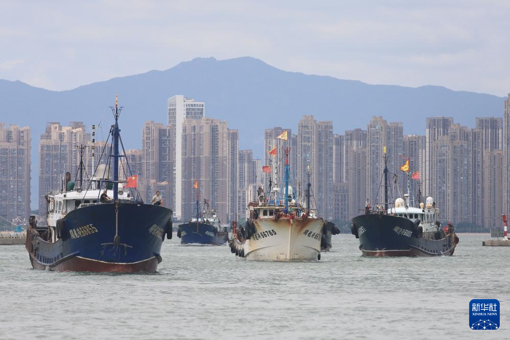 福建：渔船进港人员上岸 应对台风“桦加沙”