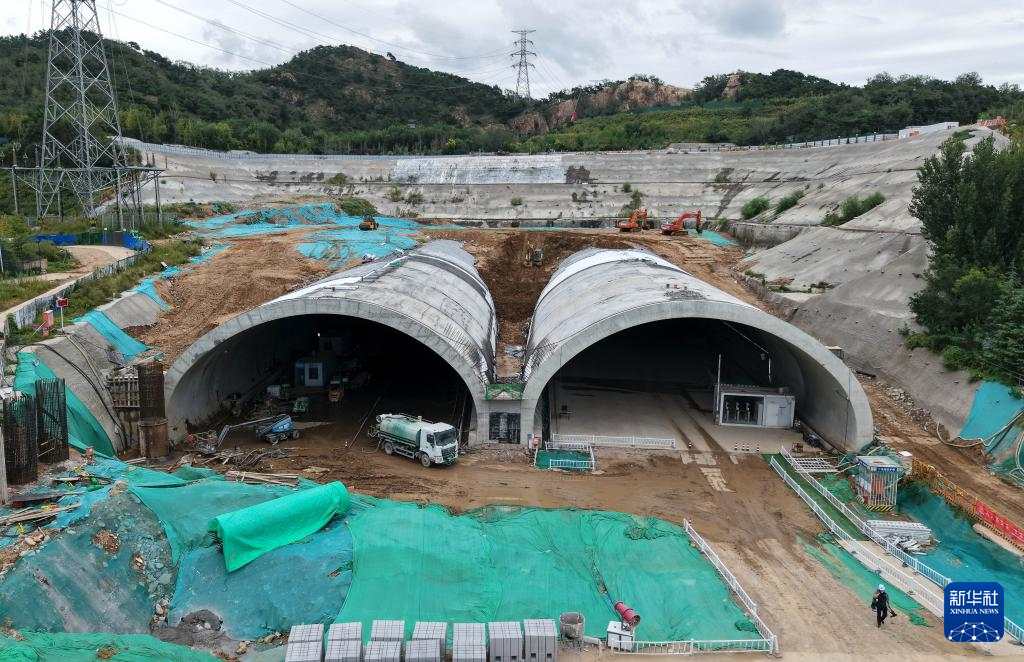 我国最大跨度断面市政交通隧道主体完工