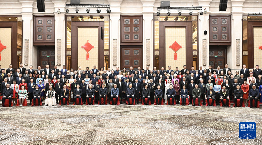 习近平接见新疆各族各界代表