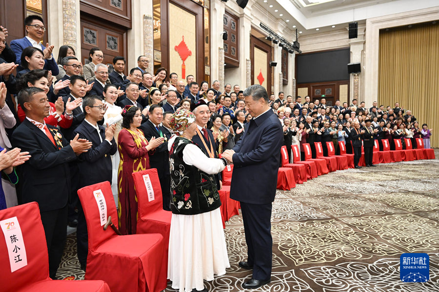 习近平接见新疆各族各界代表