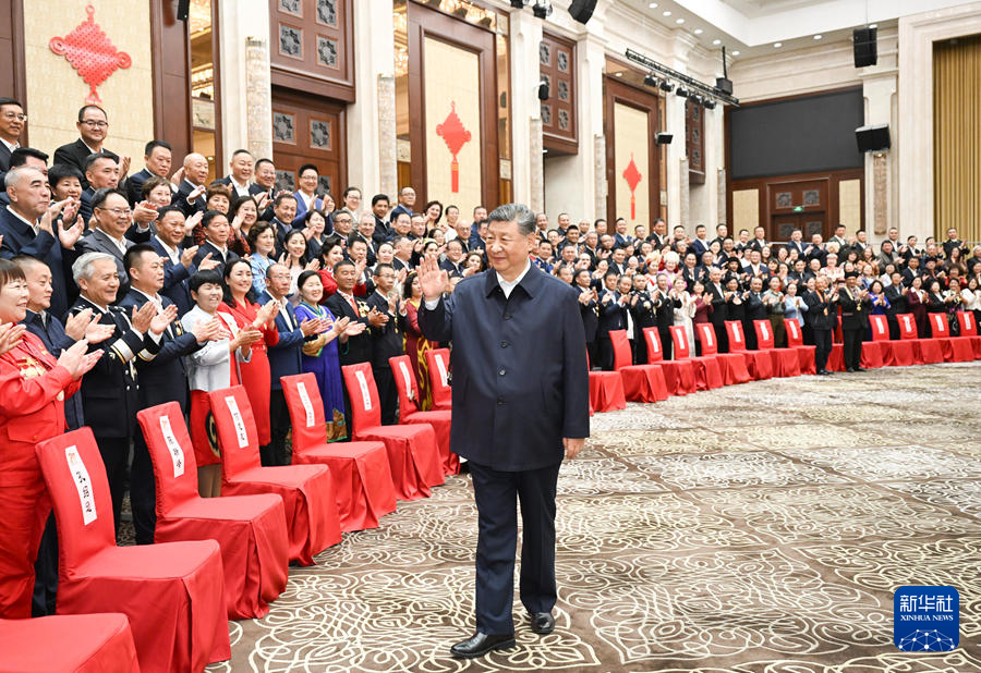 习近平接见新疆各族各界代表