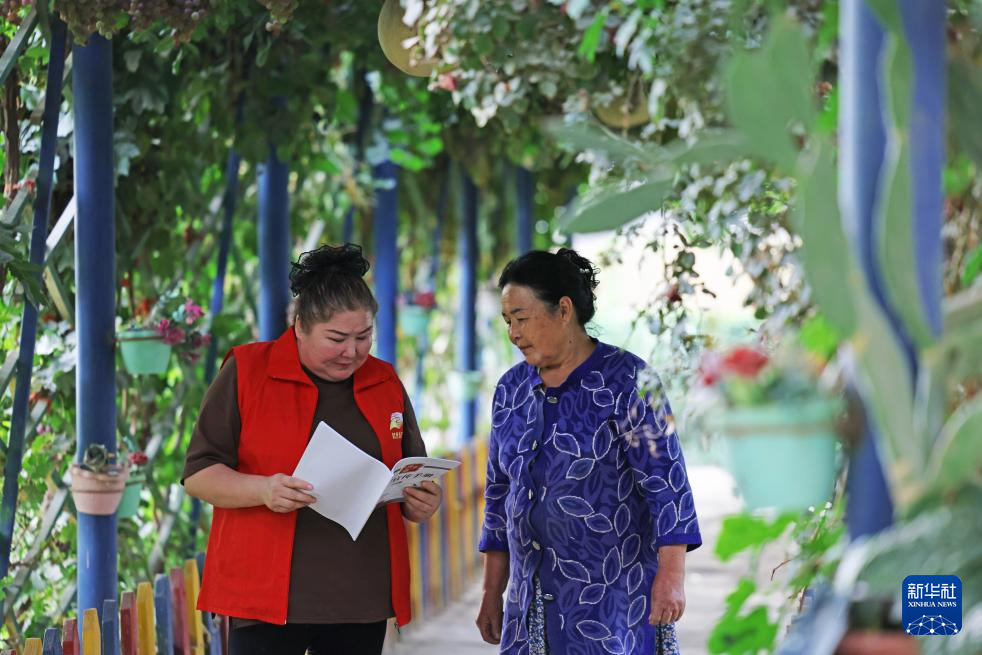 潮涌新疆70年 小村新变：达西村里的幸福日子