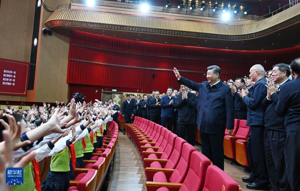 习近平观看庆祝新疆维吾尔自治区成立70周年文艺晚会《美丽新疆》