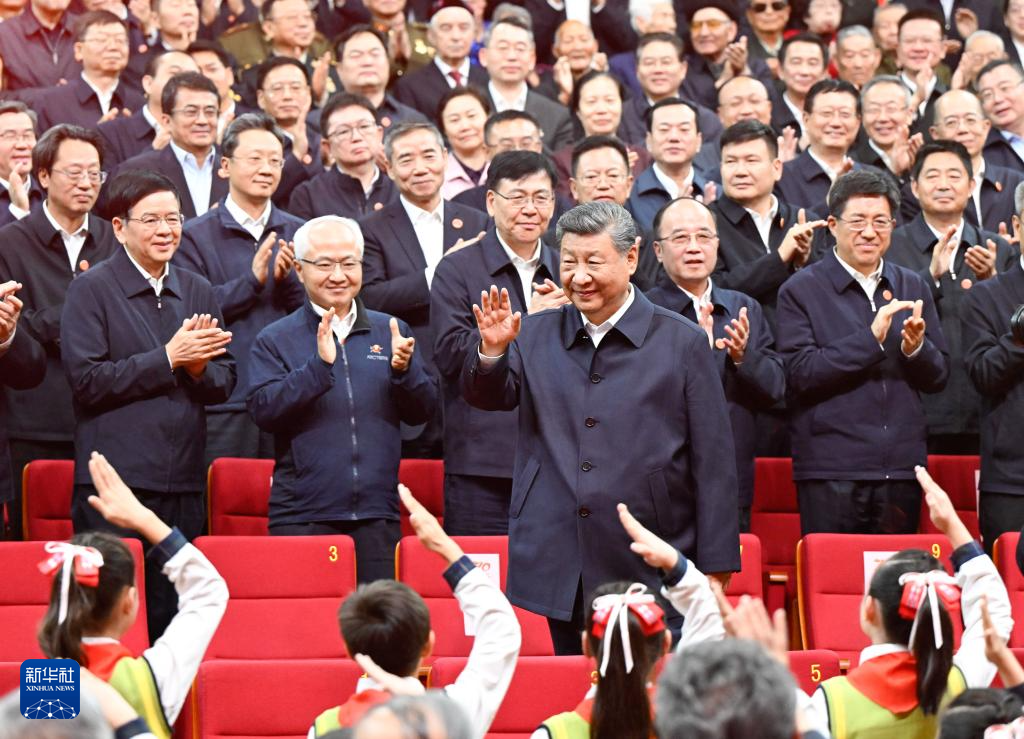 习近平观看庆祝新疆维吾尔自治区成立70周年文艺晚会《美丽新疆》