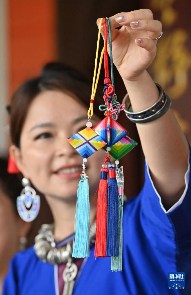 广西三江:绽放指尖的侗族吉祥花