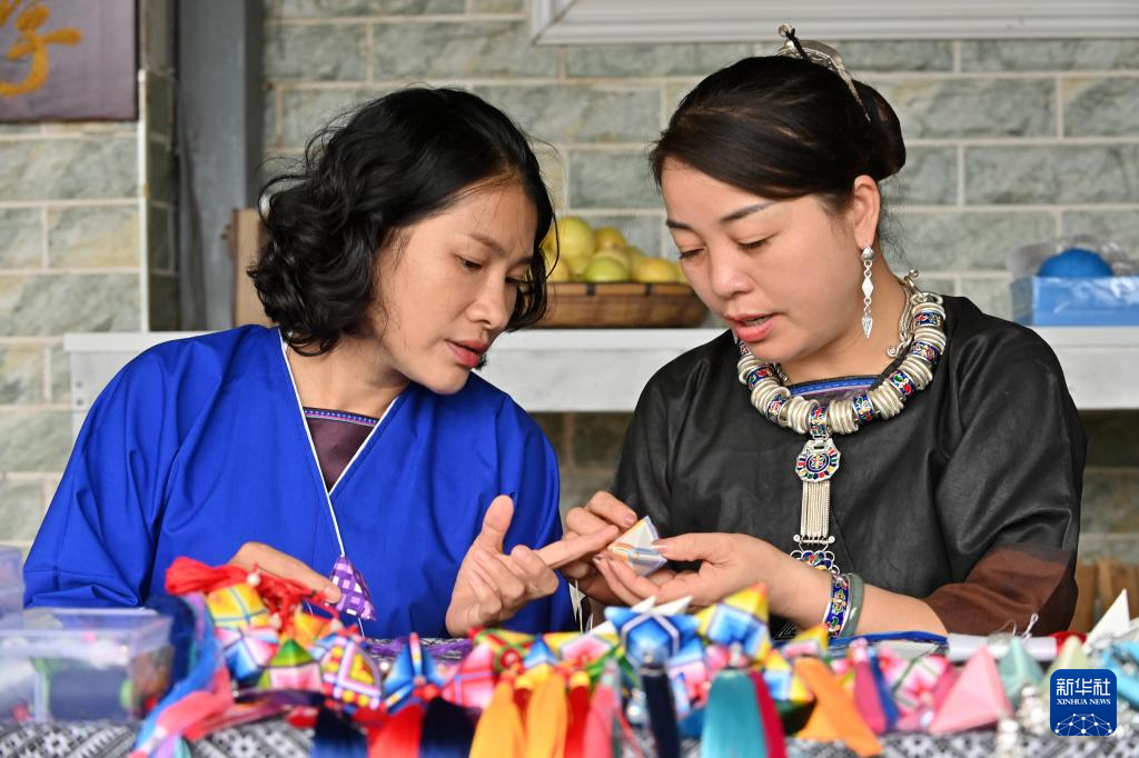 广西三江:绽放指尖的侗族吉祥花