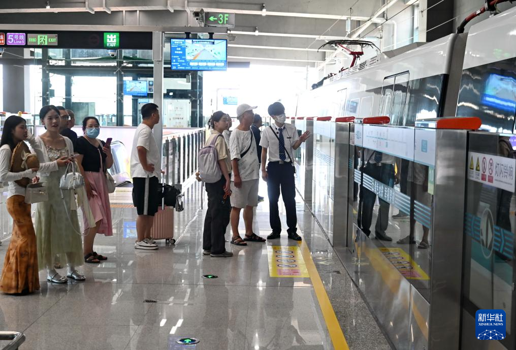 福州滨海快线列车开始载客运营
