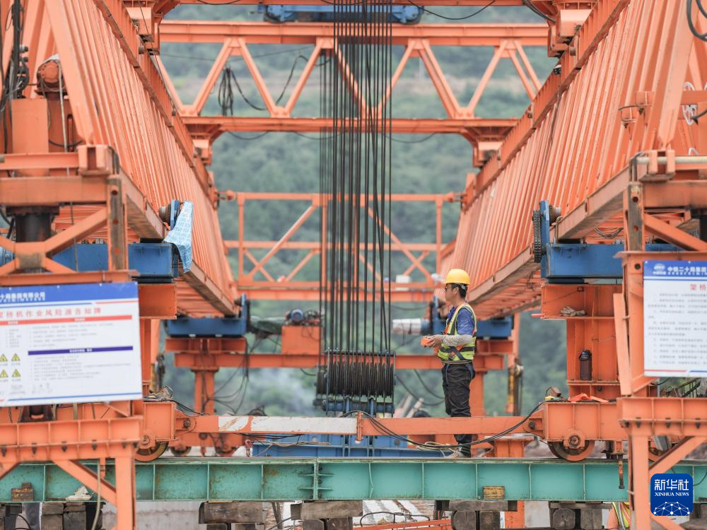 成南高速扩容工程路基8标完成右幅架梁