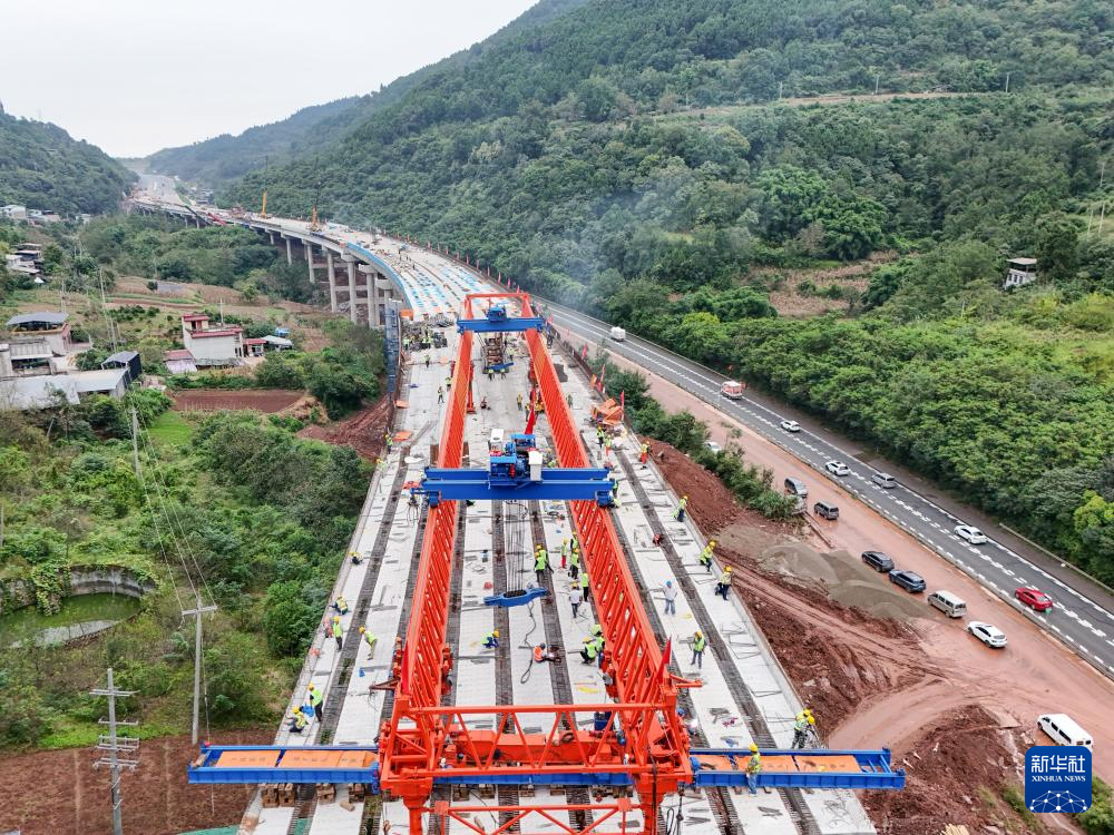 成南高速扩容工程路基8标完成右幅架梁